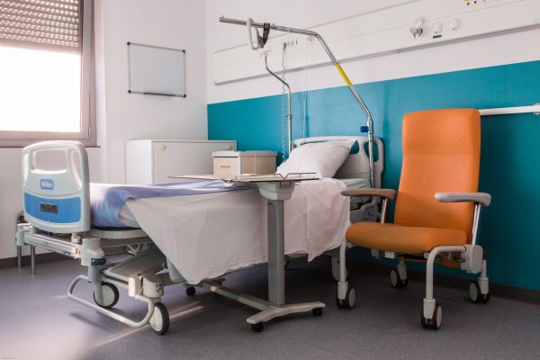 Chambre d’hospitalisation prête à accueillir un patient