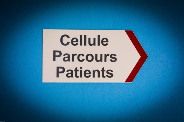 Panneau indiquant la Cellule Parcours Patients dans le service d’urologie