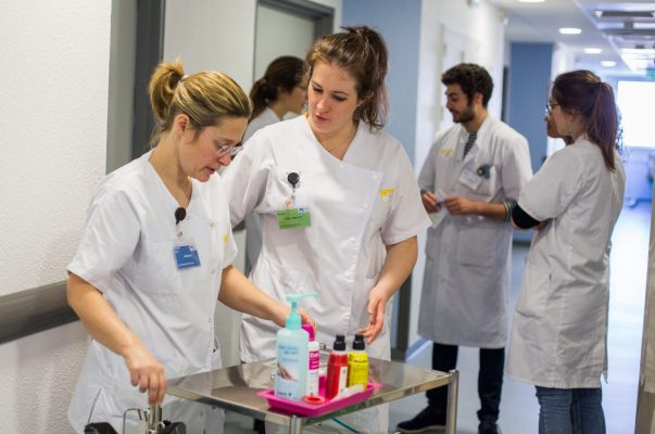 Équipe du service d’urologie dans le couloir du service