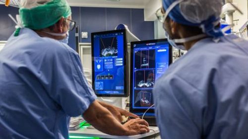 Équipe au bloc opératoire pendant un traitement HIFU