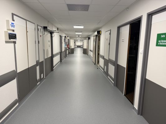 Couloir d’accès au bloc opératoire rénové