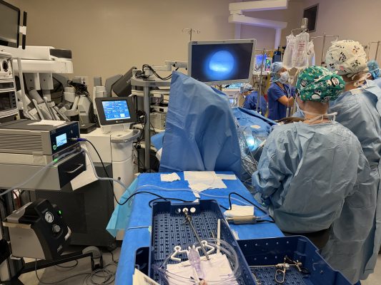 Équipe au bloc opératoire lors d’une chirurgie laser de la prostate