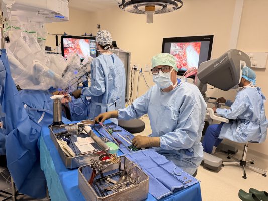 Équipe réalisant une intervention de chirurgie robot-assistée