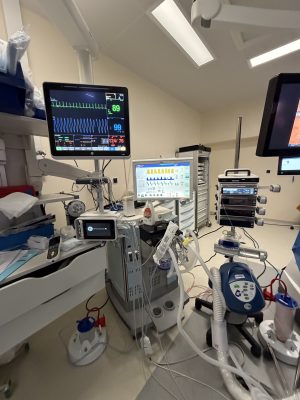 Station d’anesthésie dans une salle d’opération rénovée