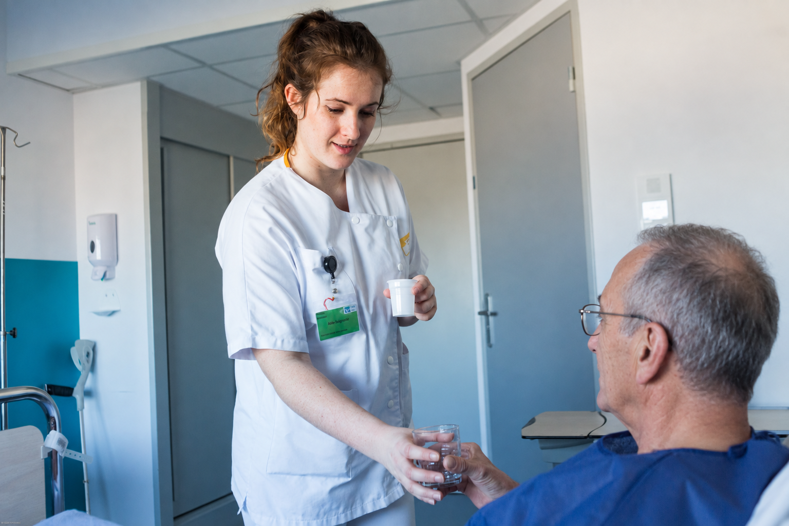 Une soignante accompagne un patient hospitalisé