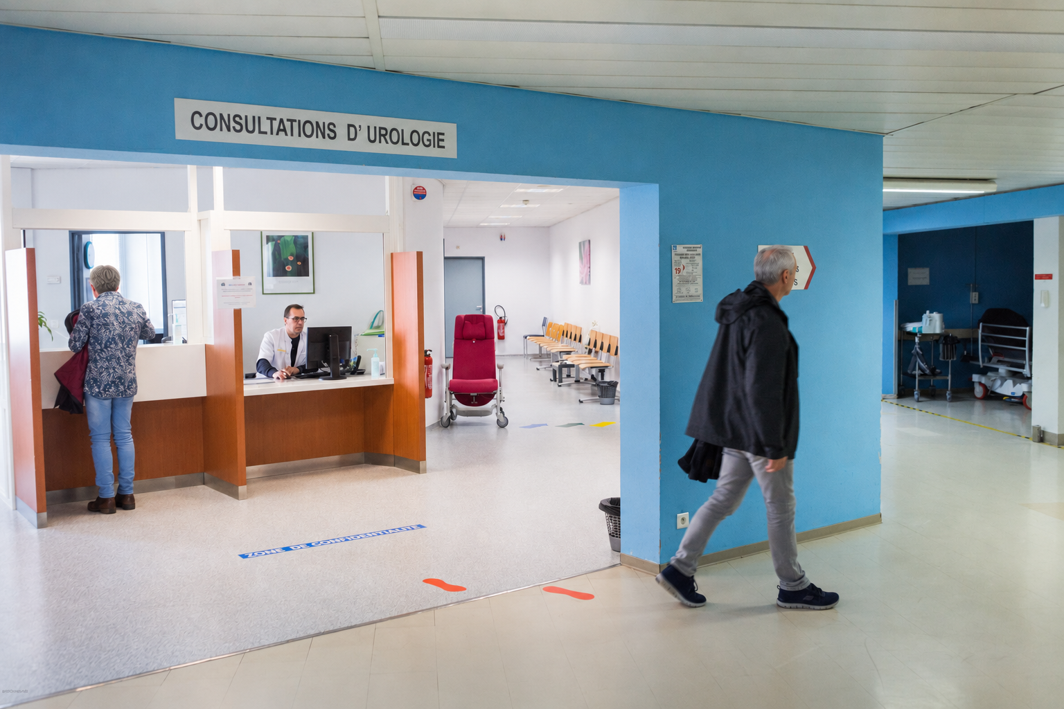 Accueil des consultations d’urologie au CHU de Bordeaux, visages des patients remplacés par des visages fictifs