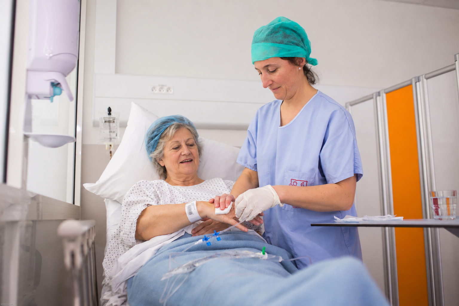 Une soignante accompagne une patiente en chirurgie ambulatoire